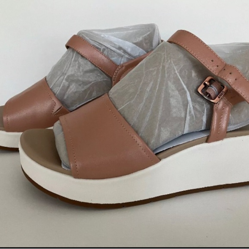 ABEO Solstice Buckle Sandal Size 9 - Rose Gold - Brand New!